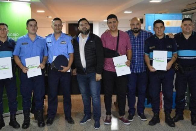 Héroes Policías son reconocidos por Concejales