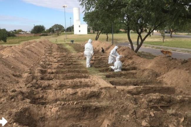 Se viene lo peor: Cavan fosas en el cementerio San Vicente