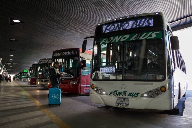 Sin diálogo y tras 15 días, continúa el paro de interurbanos 