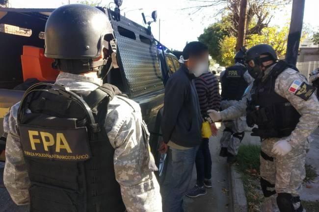 "Paseaban" por la vía pública, increparon a la policía de la FPA y quedaron detenidos