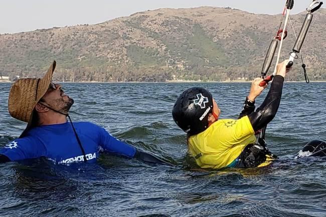 En protesta a la cuarentena organizaba un torneo de "Kitesurf" en el Dique Los Molinos