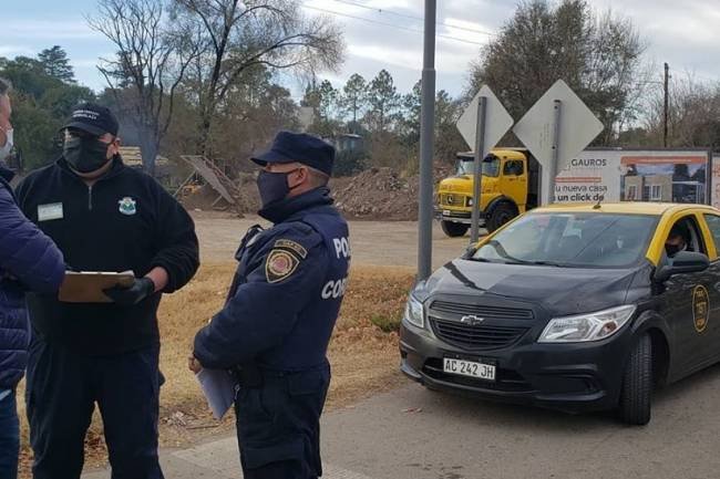 Mendiolaza: Frenaron a un taxista y dos pasajeros que venían de Buenos Aires. Se activó el protocolo