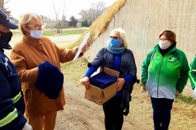 Gesto solidario de un equipo de NewCom con los encargados del puesto sanitario de Cabrera.