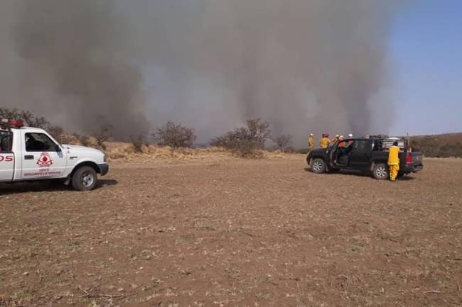 En Achiras los Bomberos luchan contra el fuego