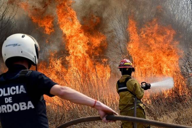 Más de 400 bomberos trabajan en sofocar varios incendios activos en las Sierras