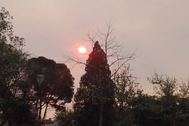 Un atardecer gris para Traslasierra: El humo de los fuegos forestales llega al Valle