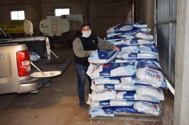 Incendios: se entregaron 600 bolsas de balanceado en Achiras