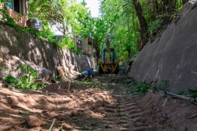 Canal Maestro Sur: Sacan hasta 3 metros de barro y mugre