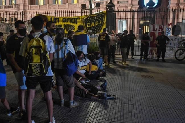 Maradona recibe el último adiós de miles de personas en la Casa Rosada