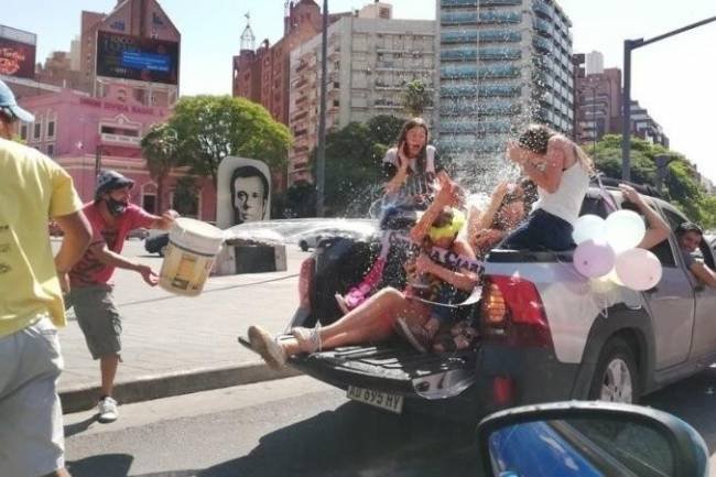 A los baldazos en pleno centro
