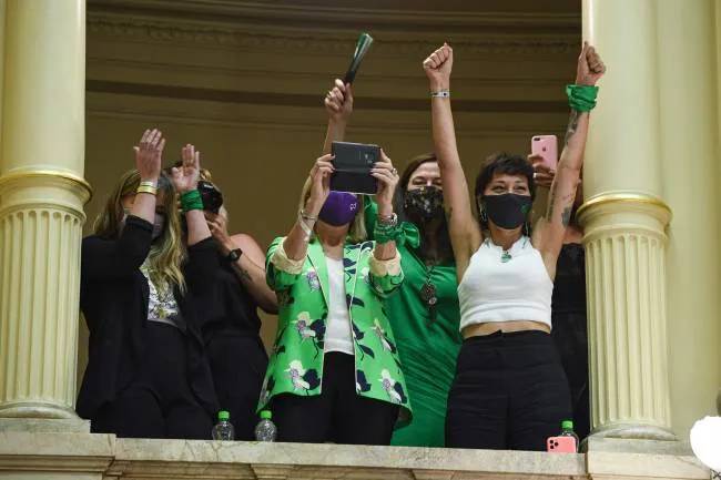 Argentina aprueba el aborto legal y gratuito impulsado por el Gobierno