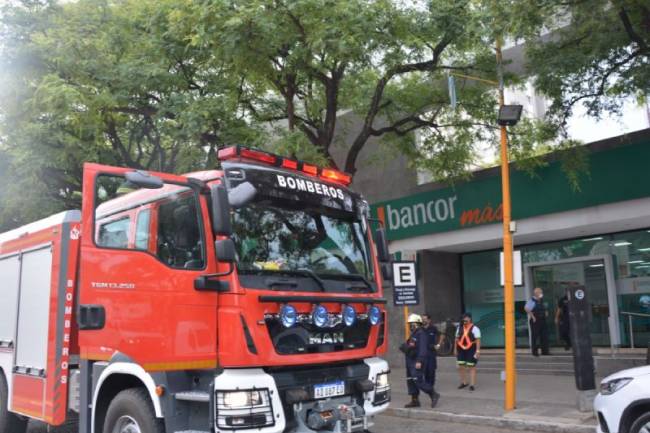 Principio de incendio alertó al Banco de Córdoba