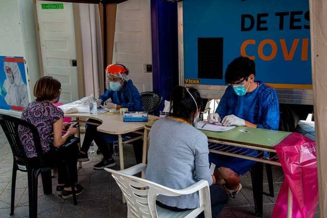 Se reducen los días de aislamiento para contactos estrechos
