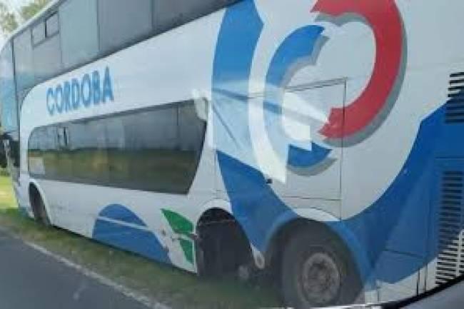 Un omnibus perdió una rueda e impactó en un automóvil 