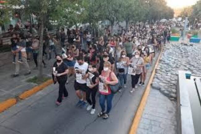 Una multitud marchó para pedir por la aparición de Ivana