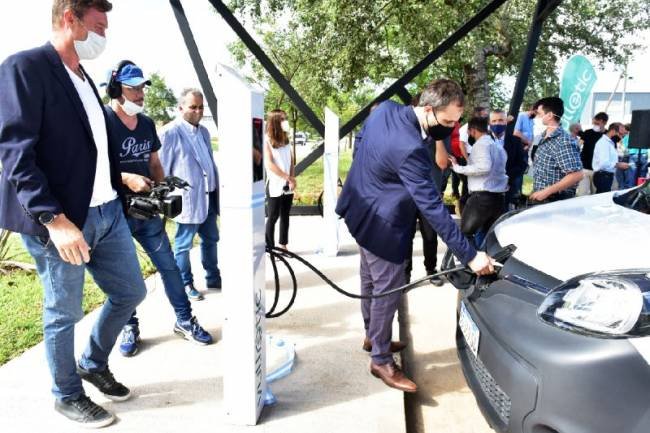 Autos eléctricos: Inauguraron la primera estación de recarga 