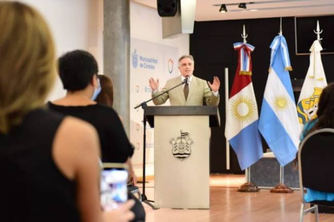 Diez emprendedoras recibieron una distinción de Llaryora 