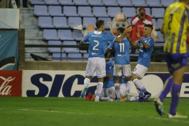 Belgrano empató 2-2 en el gigante de Alberdi y se aleja de la punta