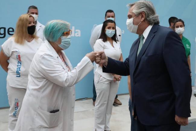 El presidente reapareció públicamente y anunció bonos para personal sanitario