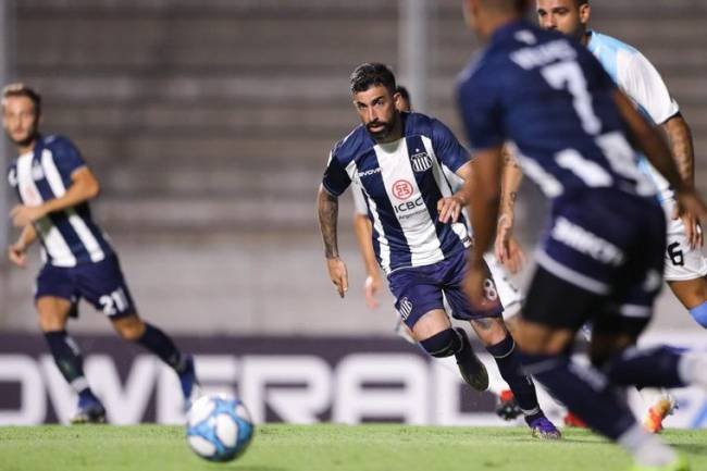 Santos se vistió de héroe y Talleres ganó en Tucumán