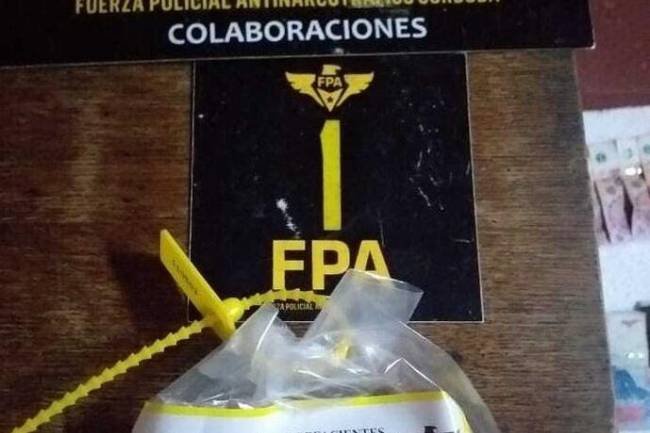 Mal estacionado y con cocaína a la vista