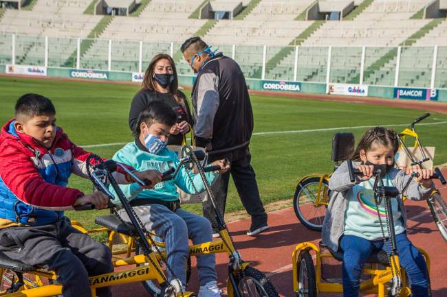 Inclusión: 30 niños con movilidad reducida recibieron bicis adaptadas
