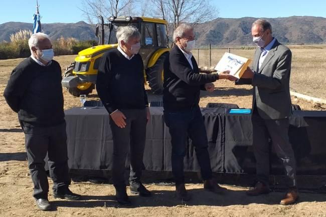 La Provincia entregó un tractor para huerta agroecológica