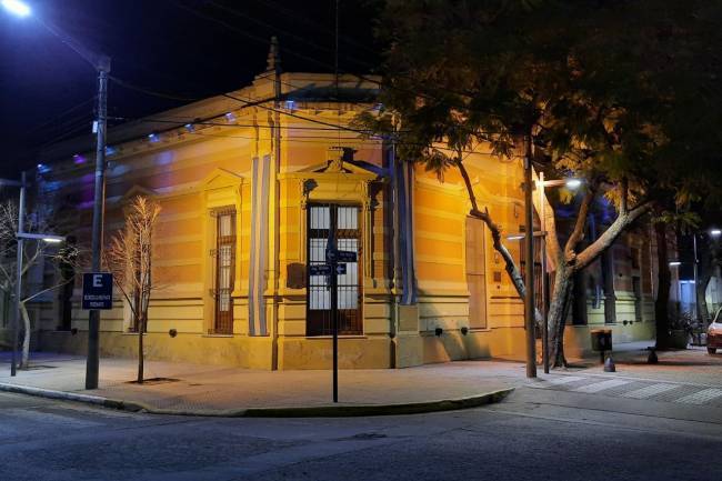 Jesús María se iluminó de naranja para visibilizar y concientizar sobre el TDAH 