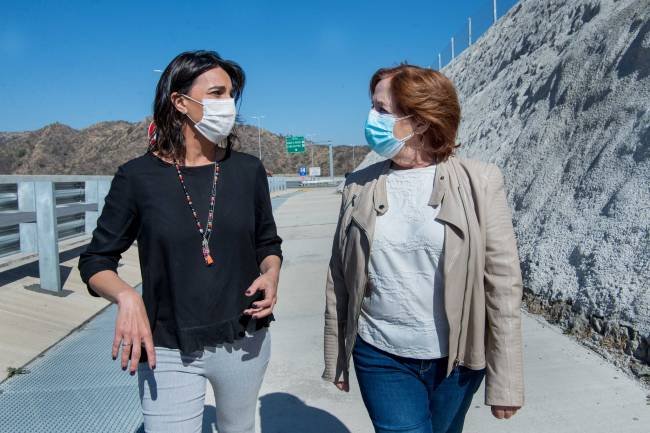 Alejandra Vigo junto a Natalia de la Sota, visitaron el puente que lleva el nombre de su padre