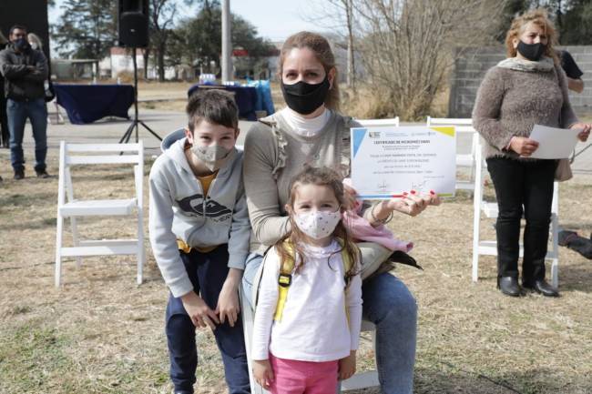 Colonia Caroya: Provincia entrego créditos del Banco de la Gente