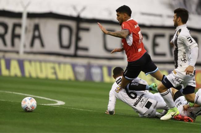 Belgrano empató ante Estudiantes donde el clima fue el protagonista