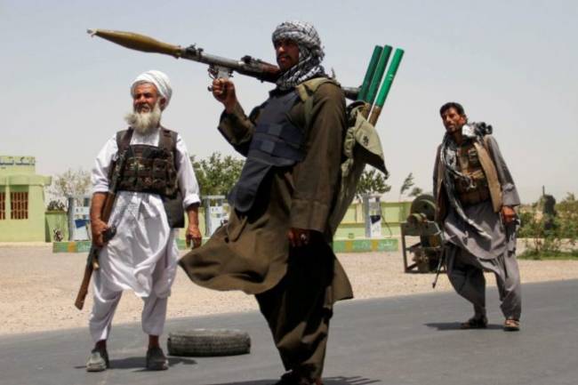 Talibanes toman una décima ciudad en Afganistán y se acercan a la capital, Kabul