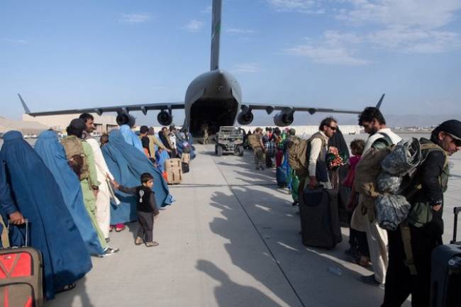 Riesgo de ataque terrorista en el aeropuerto de Kabul complica las evacuaciones