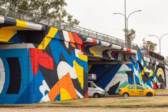 El puente de Av. Vélez Sarfield, a puro color