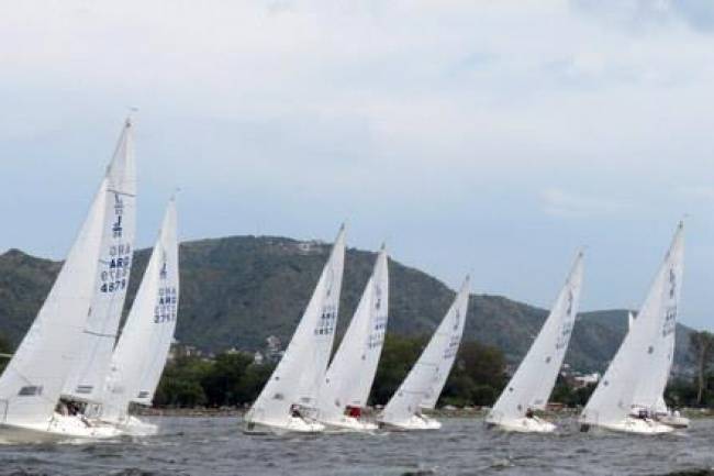 Competencia de regatas en el lago San Roque