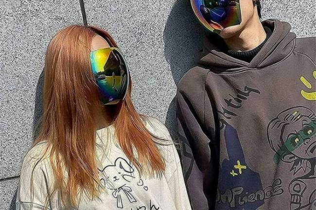 No es una máscara de mosca,¡son los súper anteojos!