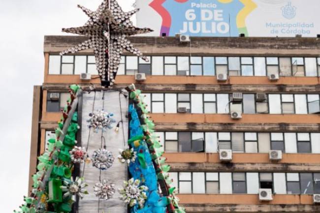 Hoy encienden las luces del árbol de Navidad hecho con residuos