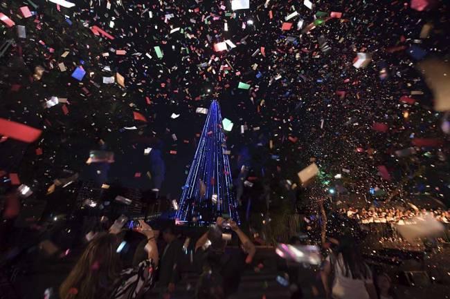 El árbol de Navidad más alto de Sudamérica enciende sus luces