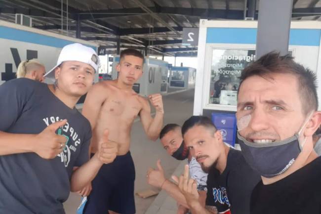 Selección Argentina de Kick Boxing   varada en el paso fronterizo Fray Bentos-Gualeguaychú