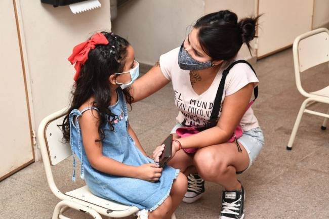 Se puso en marcha la campaña de vacunación contra el Covid-19 en escuelas de la Capital