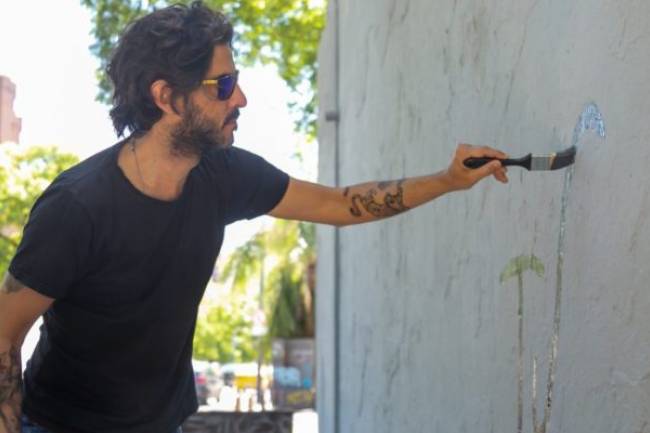 En barrio Güemes, Tute dio las primeras pinceladas de un mural que plasmará sus viñetas