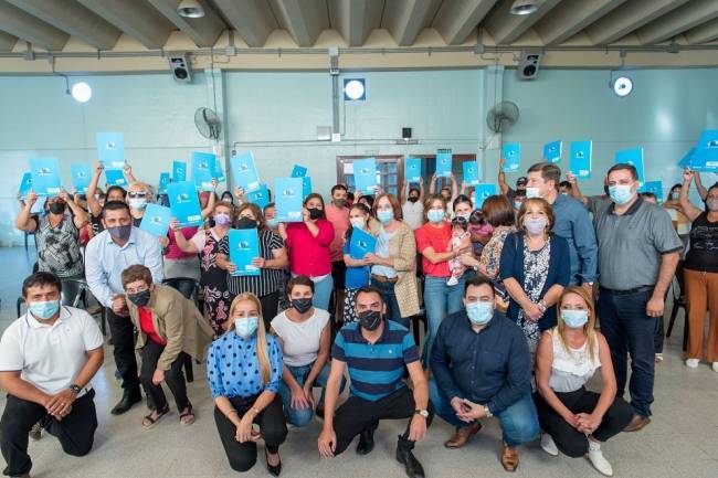 Familias del barrio Ampliación Ferreira recibieron las escrituras de sus viviendas