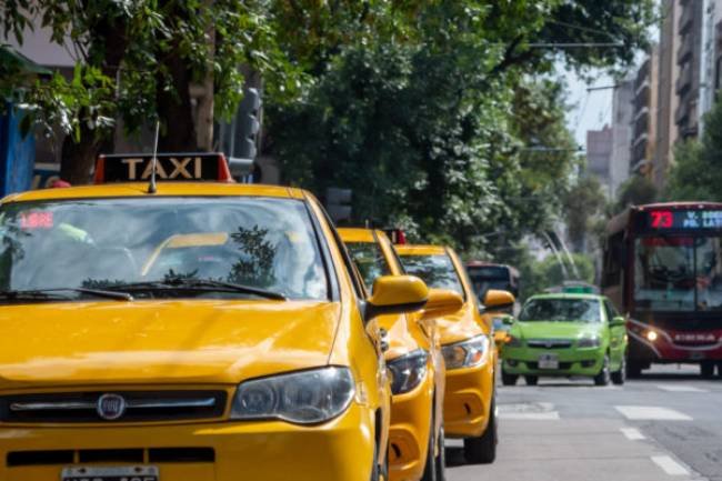 Ya está abierta la preinscripción para acceder a más de 4200 chapas de taxis y remises