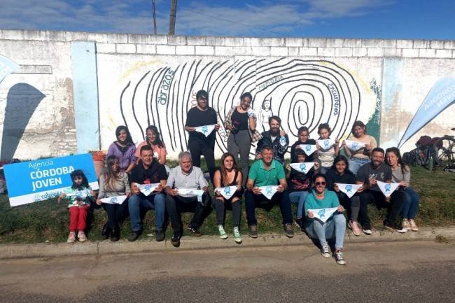 En homenaje a los 30 mil desaparecidos, jóvenes pintaron un mural