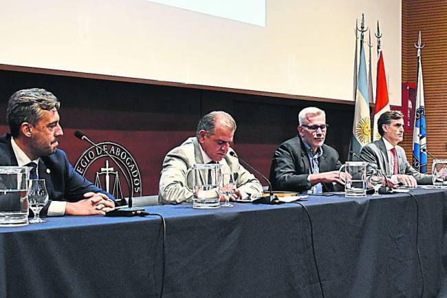 En el debate, tres candidatos rechazaron renunciar a cargos públicos