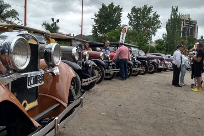 Fin de semana  de caravana de autos antiguos