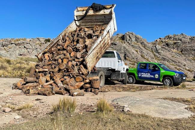 En Pampa de Achala, Policía Ambiental entregó 5 toneladas de leña