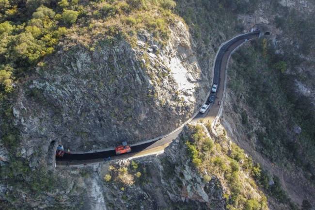 La obra de pavimentación en el Camino de los Túneles a  punto de finalizar