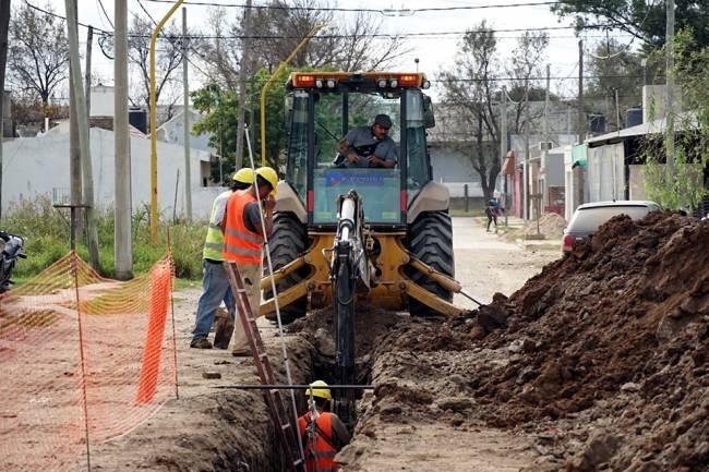 En cuatro barrios de San Francisco, avanza la obra de saneamiento cloacal