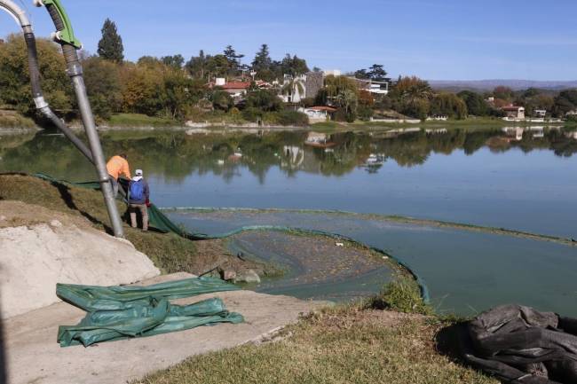 Villa Carlos Paz: Continúa la extracción  de cianobacterias en el Lago San Roque